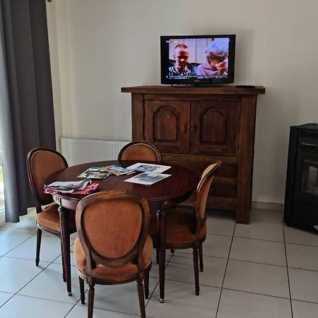 maison centre de bellegarde avec jardin et terrasse équipée d'un salon de jardin et d'un barbecue cuisine équipée 3 chambres avec 2 lits double 140x190 et 2 lits simple chauffage poêle à granulés parking gratuit devant la maison Bellegarde-du-Loiret Esterno foto
