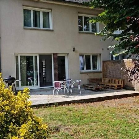 maison centre de bellegarde avec jardin et terrasse équipée d'un salon de jardin et d'un barbecue cuisine équipée 3 chambres avec 2 lits double 140x190 et 2 lits simple chauffage poêle à granulés parking gratuit devant la maison Bellegarde-du-Loiret Esterno foto