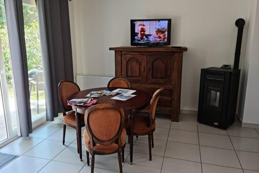 maison centre de bellegarde avec jardin et terrasse équipée d'un salon de jardin et d'un barbecue cuisine équipée 3 chambres avec 2 lits double 140x190 et 2 lits simple chauffage poêle à granulés parking gratuit devant la maison Bellegarde-du-Loiret Esterno foto