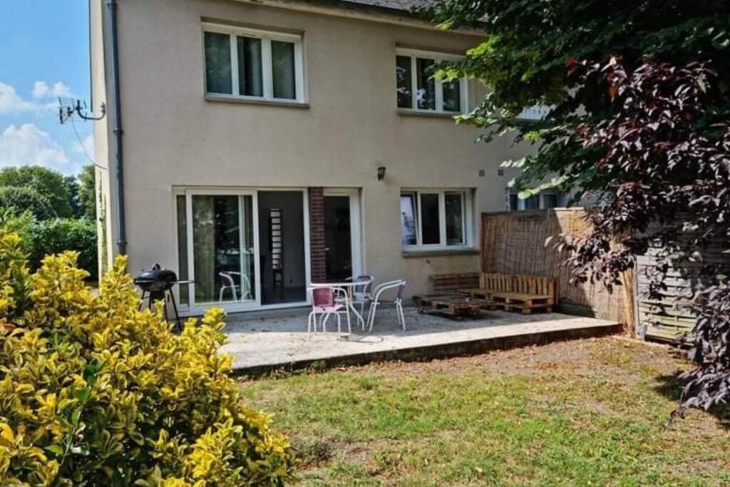 maison centre de bellegarde avec jardin et terrasse équipée d'un salon de jardin et d'un barbecue cuisine équipée 3 chambres avec 2 lits double 140x190 et 2 lits simple chauffage poêle à granulés parking gratuit devant la maison Bellegarde-du-Loiret Esterno foto